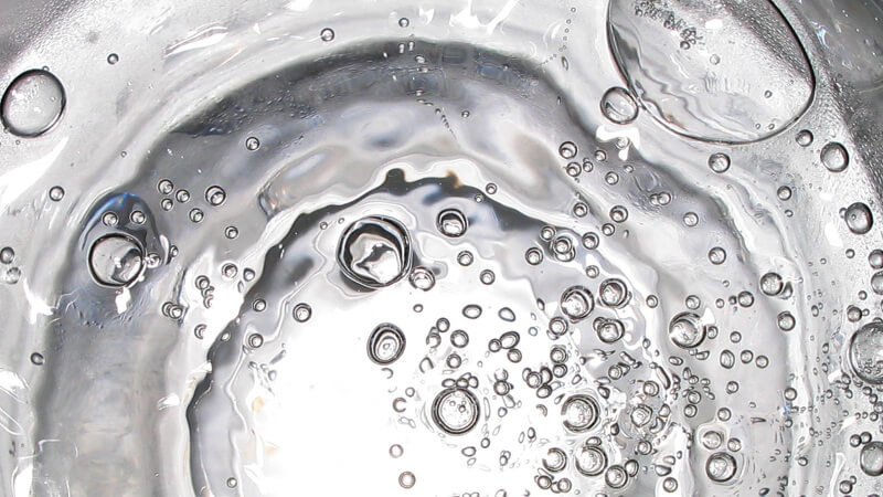 Lepiej pić wodę przegotowaną czy mineralną?